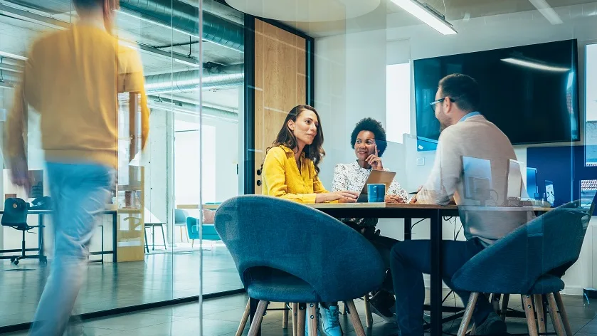 Une office manager et un collaborateur font le point sur un dossier