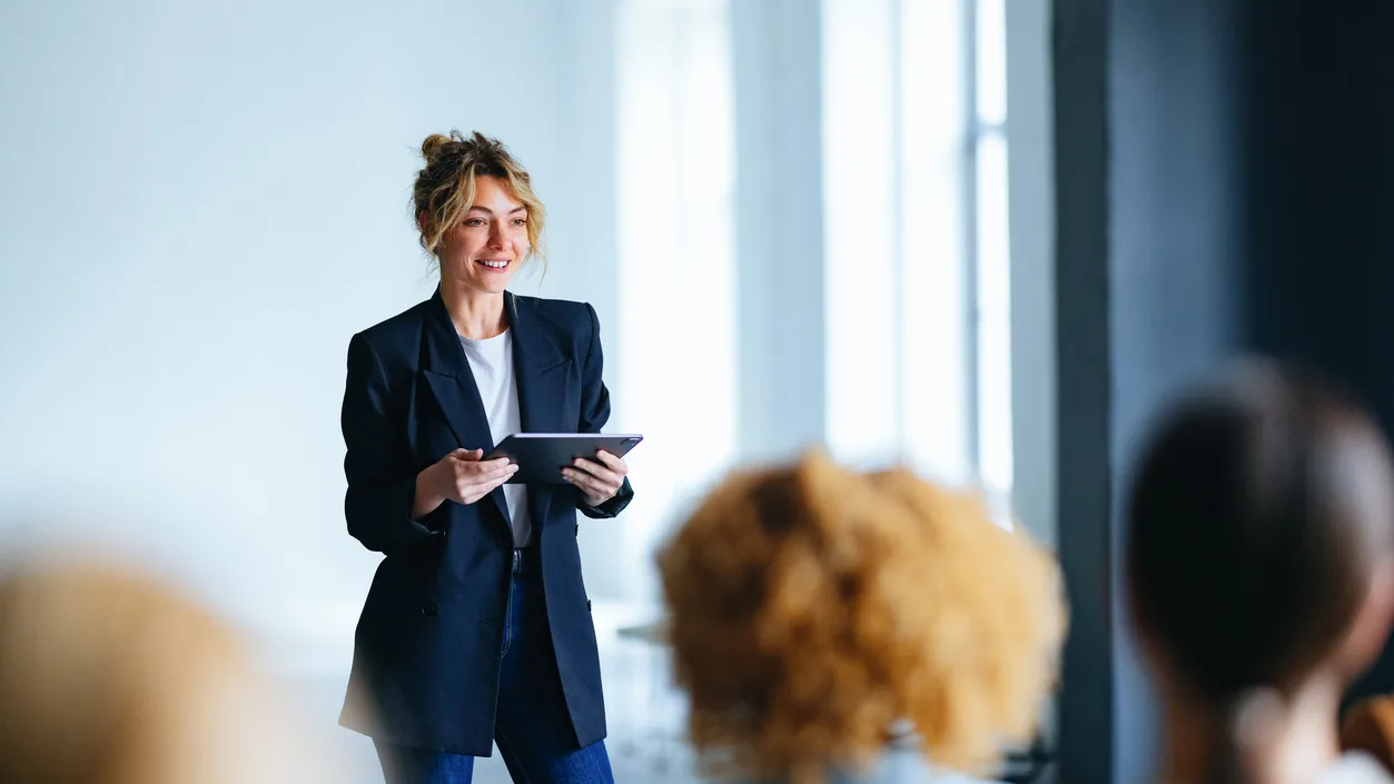Une office manager, tablette en main, dans les bureaux d'une PME