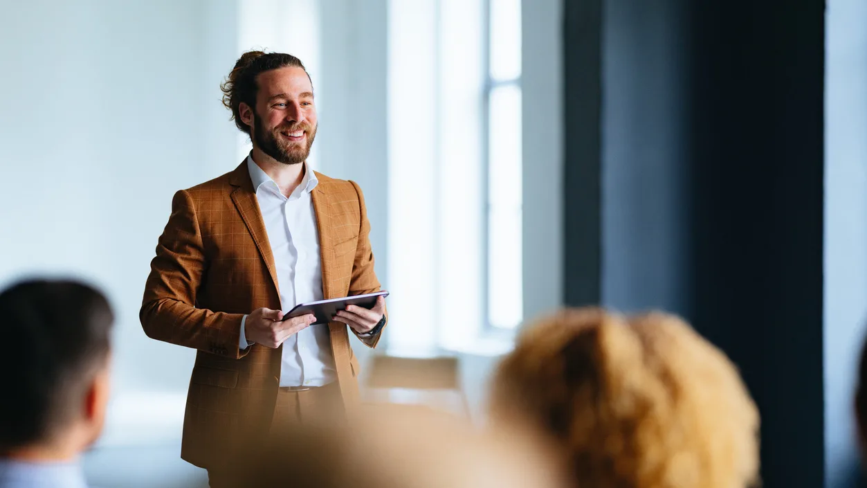 Un consultant présente son travail à l'équipe d'un client