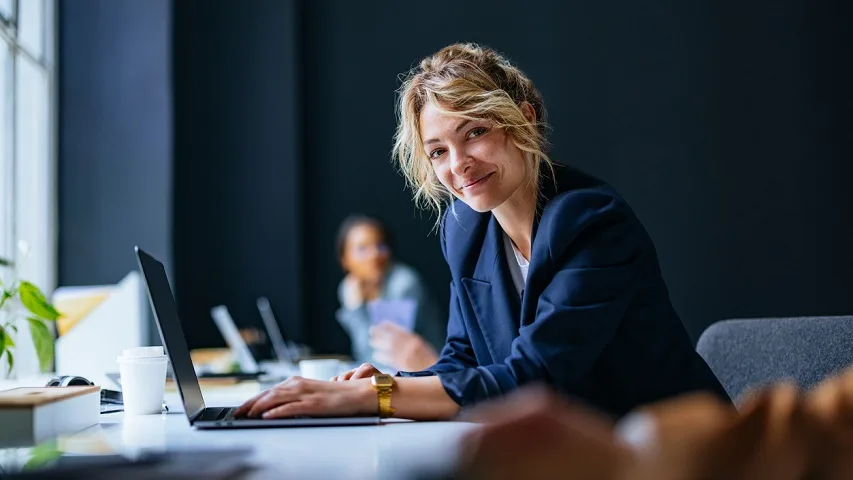 Une office manager externalisée au travail dans les bureaux d'un client