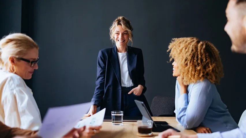 Une responsable RH anime un échange avec son équipe