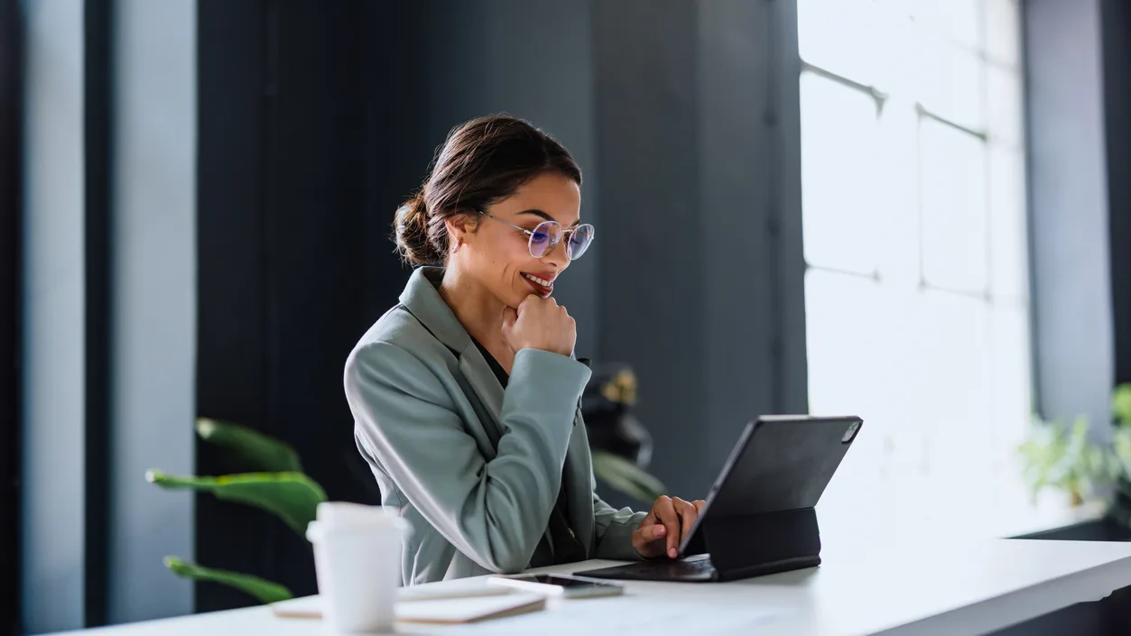 Une gestionnaire administrative concentrée sur son ordinateur, dans les bureaux d'un client