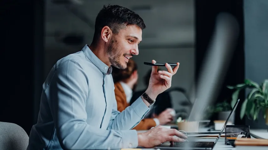 Une équipe réunie dans des bureaux lumineux