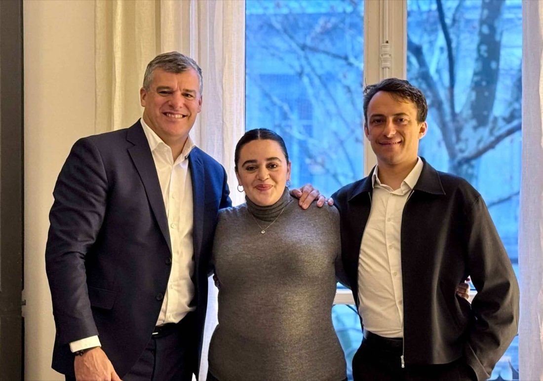 Thibault Cornudet, président du Groupe Référence, entouré de Manon Studnia et Arthur Callarec, cofondateurs de Facilib