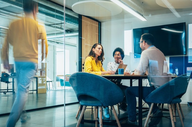 Une équipe réunie dans un espace de travail ouvert et coloré